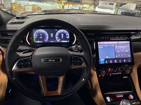 Used 2025 Jeep Grand Cherokee L Summit image 9