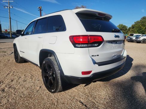 Used 2018 Jeep Grand Cherokee Laredo image 4