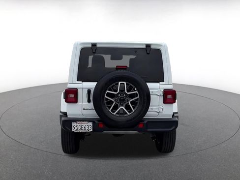 Used 2025 Jeep Wrangler Sahara image 12