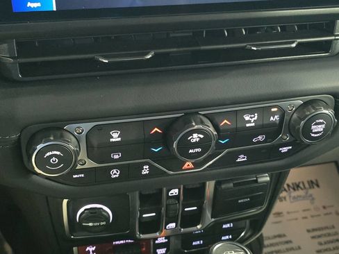 Used 2025 Jeep Gladiator Rubicon AWD/4WD image 26
