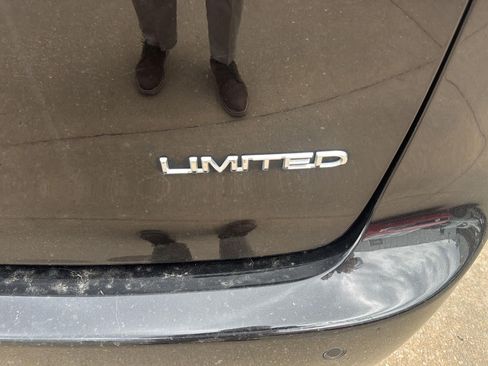 Used 2017 Chrysler Pacifica Limited FWD image 8