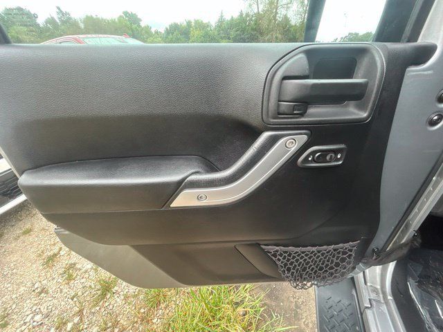 Used 2014 Jeep Wrangler Unlimited Rubicon w/ Connectivity Group AWD/4WD image 17