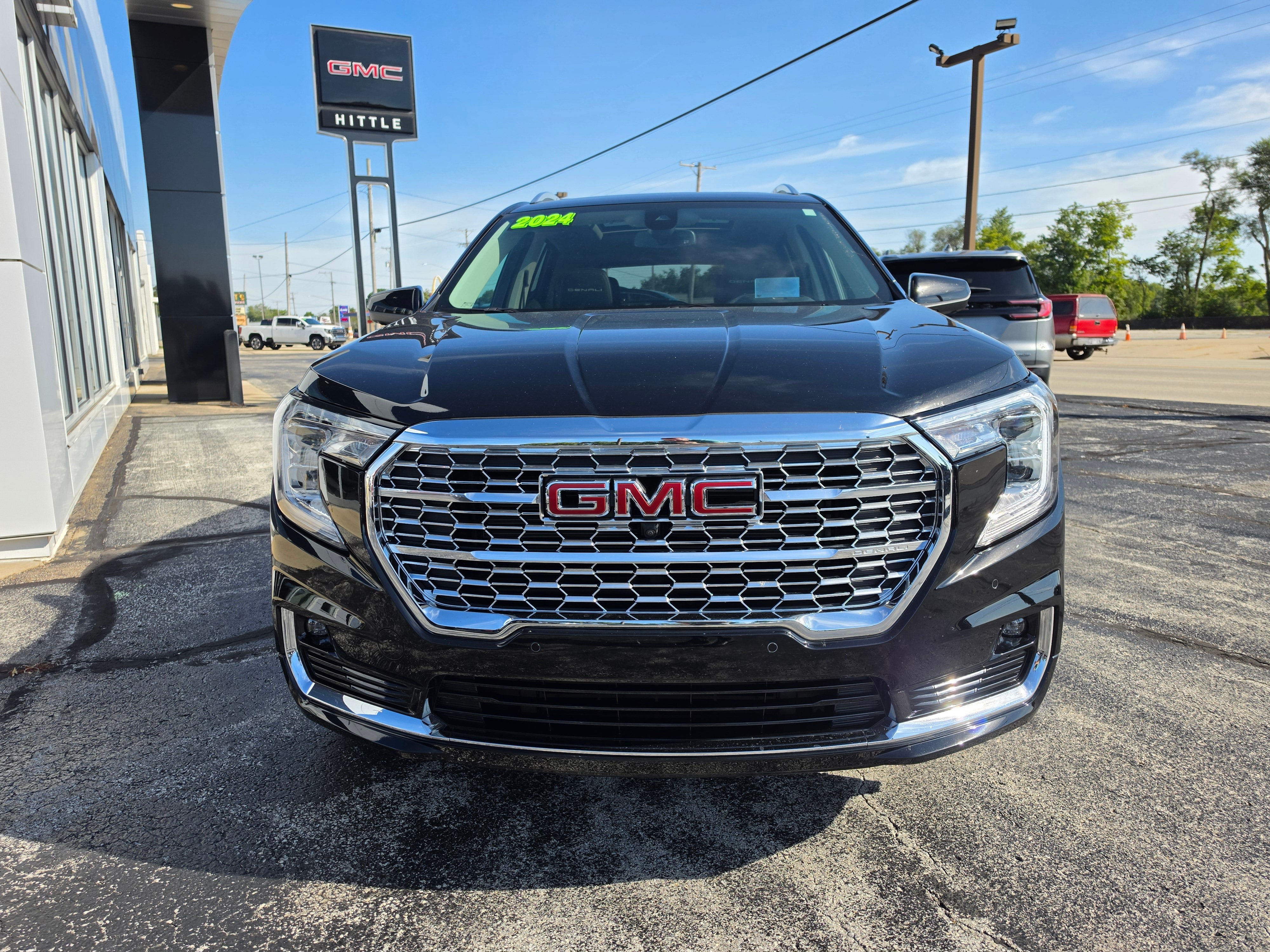 Used 2024 GMC Terrain Denali w/ Denali Premium Package AWD/4WD image 2