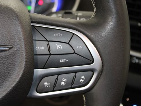 Used 2024 Chrysler Pacifica Touring-L image 38