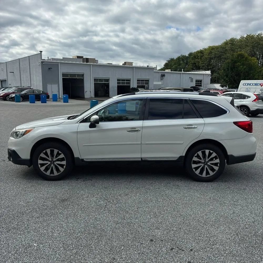 Used 2017 Subaru Outback 2.5i Touring AWD/4WD image 3