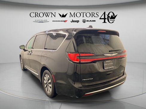 Used 2023 Chrysler Pacifica Limited w/ Uconnect Theater Family Group FWD image 12
