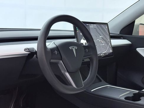 Used 2021 Tesla Model Y Long Range image 18