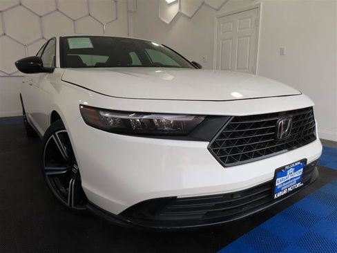 Used 2025 Honda Accord Sport image 3
