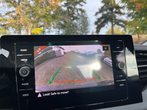 Used 2025 Volkswagen Jetta SE image 17