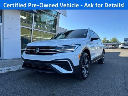 Certified 2024 Volkswagen Tiguan SE w/ Panoramic Sunroof Package AWD/4WD image 3