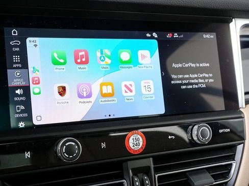 Certified 2025 Porsche Macan image 16