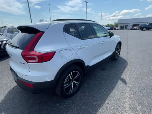 Used 2024 Volvo XC40 B5 Core image 9