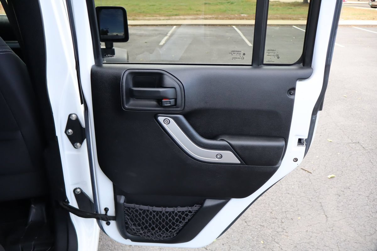 Used 2015 Jeep Wrangler Unlimited Rubicon w/ Connectivity Group AWD/4WD image 26