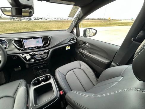 New 2026 Chrysler Pacifica Select image 36