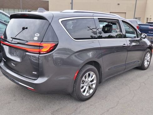 Used 2021 Chrysler Pacifica Touring-L w/ Uconnect Theater Family Group AWD/4WD image 4