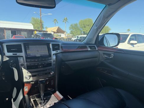 Used 2015 Lexus LX 570 4WD w/ Luxury Package image 17