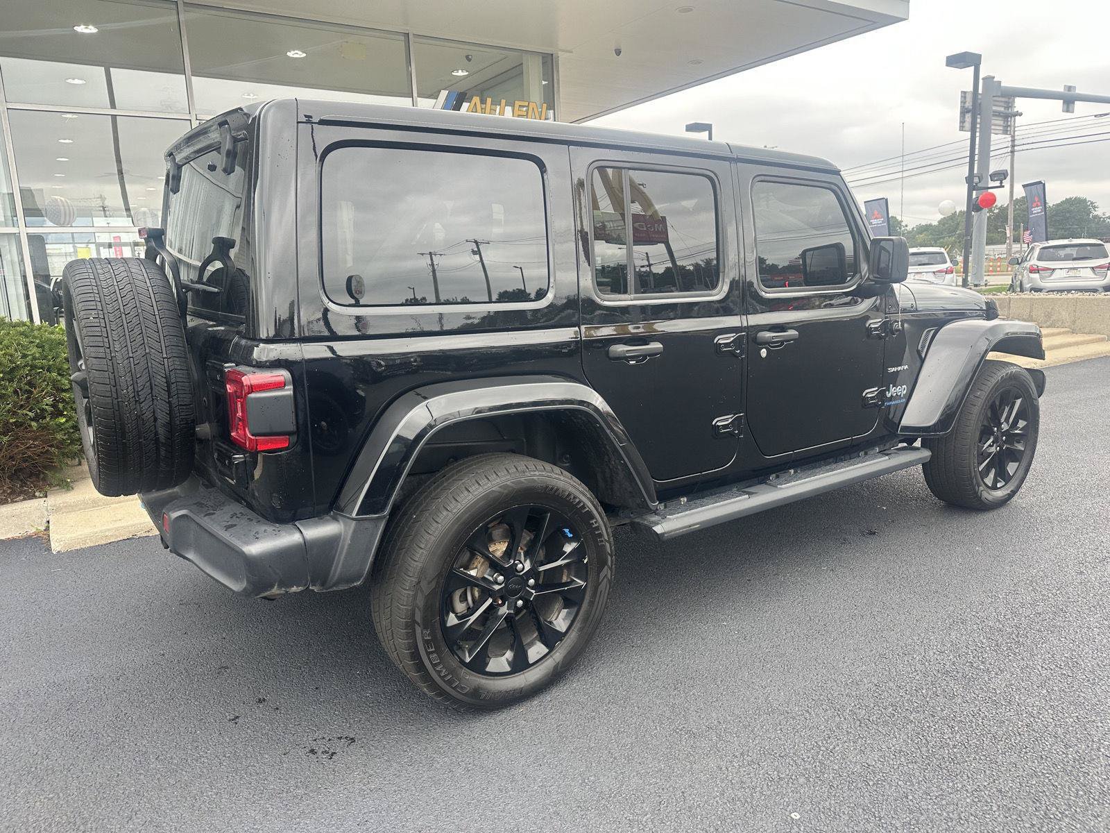 Used 2023 Jeep Wrangler Unlimited Sahara w/ Cold Weather Group AWD/4WD image 13