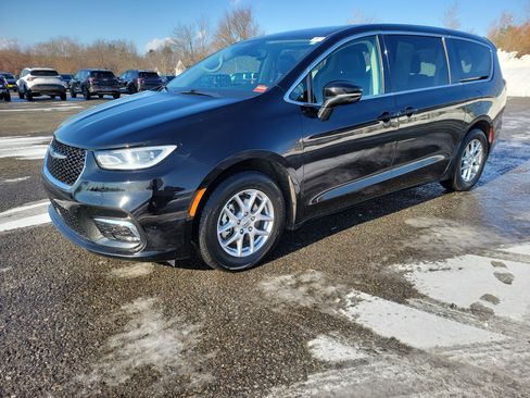 Used 2024 Chrysler Pacifica Touring-L image 1