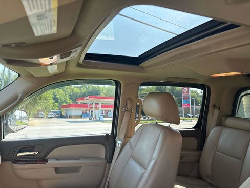 Used 2013 Chevrolet Avalanche LTZ image 10