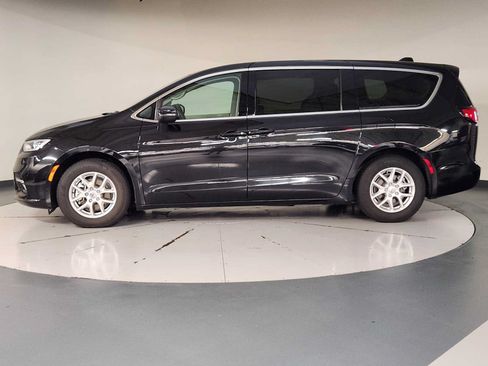 Used 2023 Chrysler Pacifica Touring-L FWD image 5