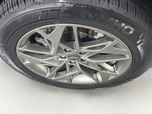 Used 2025 Genesis GV70 2.5T AWD/4WD image 11