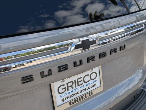 Used 2022 Chevrolet Suburban LT w/ Luxury Package image 15