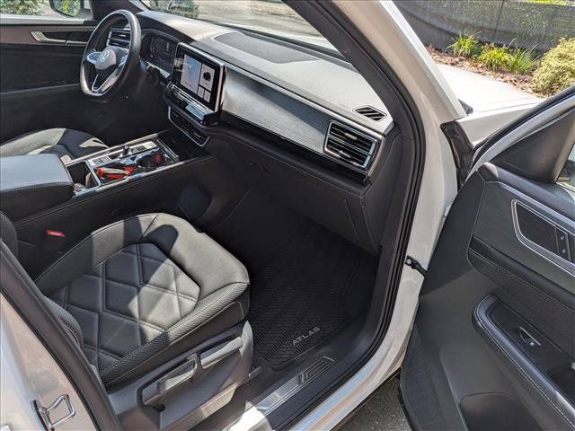 Certified 2025 Volkswagen Atlas Cross Sport SE w/ Panoramic Sunroof Package AWD/4WD image 11