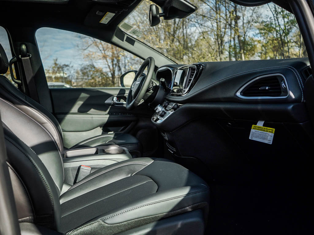 New 2026 Chrysler Pacifica Select AWD/4WD image 11