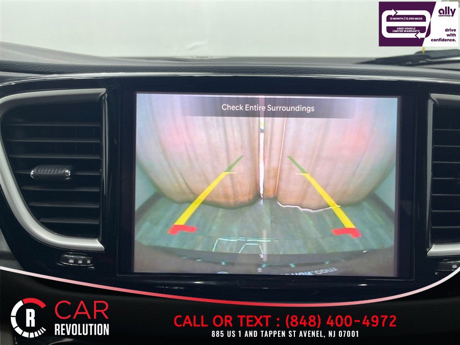 Used 2023 Chrysler Pacifica Touring-L FWD image 21