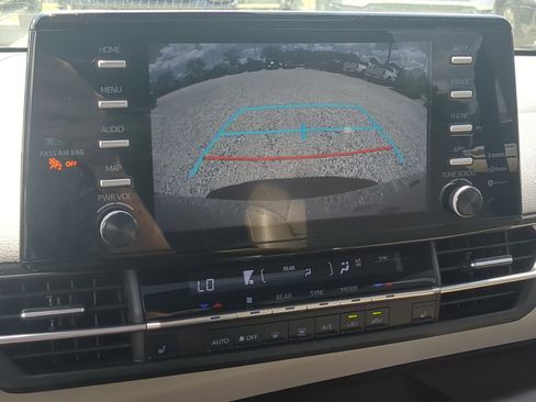 Used 2021 Toyota Sienna XLE FWD image 24