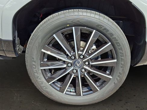Used 2024 Lexus GX 550 w/ Accessory Package (2T) AWD/4WD image 3