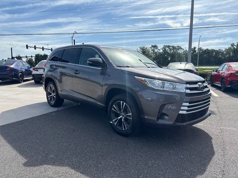 Used 2019 Toyota Highlander LE FWD image 3