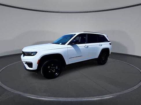 Used 2023 Jeep Grand Cherokee Limited w/ Black Appearance Package AWD/4WD image 4