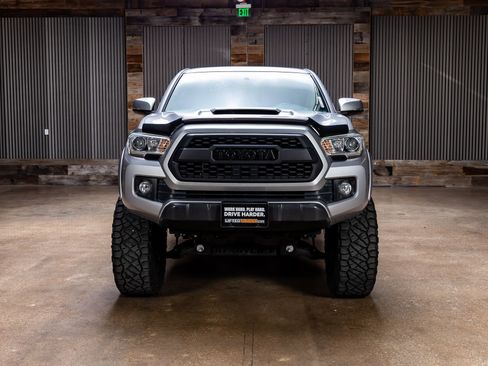 Used 2016 Toyota Tacoma TRD Sport image 2