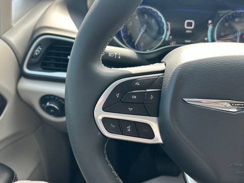 Used 2024 Chrysler Pacifica Touring-L FWD image 18