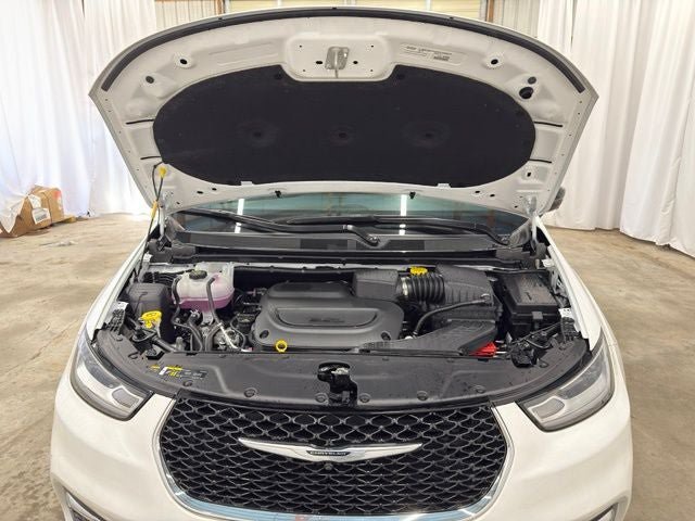 Used 2025 Chrysler Pacifica Select AWD/4WD image 28