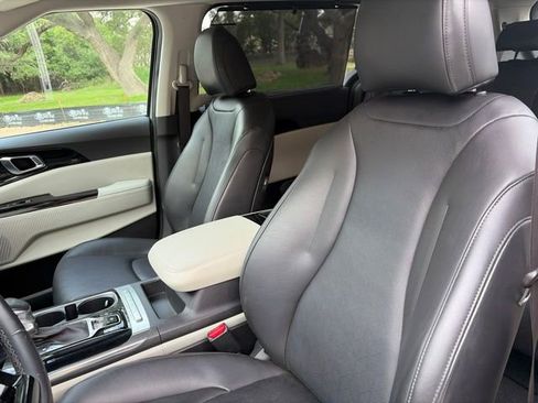 Used 2022 Kia Carnival EX FWD image 11