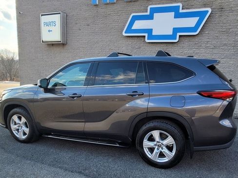 Used 2022 Toyota Highlander LE image 4