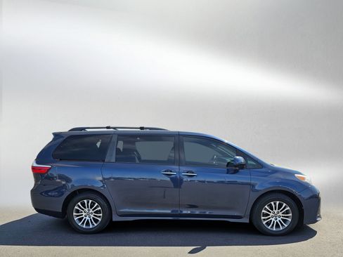 Used 2018 Toyota Sienna XLE w/ XLE Navigation Package FWD image 6