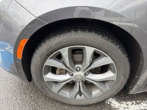 Used 2018 Chrysler Pacifica Limited w/ Tire & Wheel Group image 19