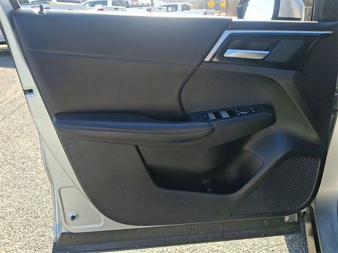 Used 2024 Mitsubishi Outlander SE image 15