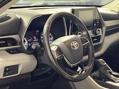 Used 2021 Toyota Highlander XLE image 16