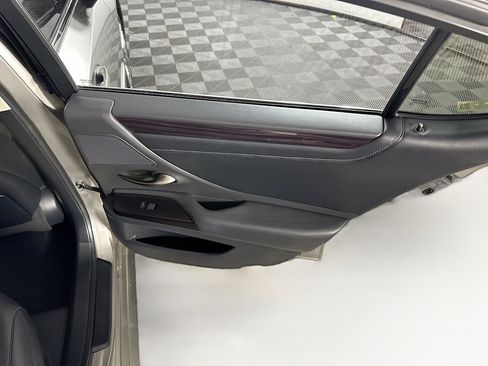 Used 2019 Lexus ES 300h w/ Accessory Package 2 FWD image 32
