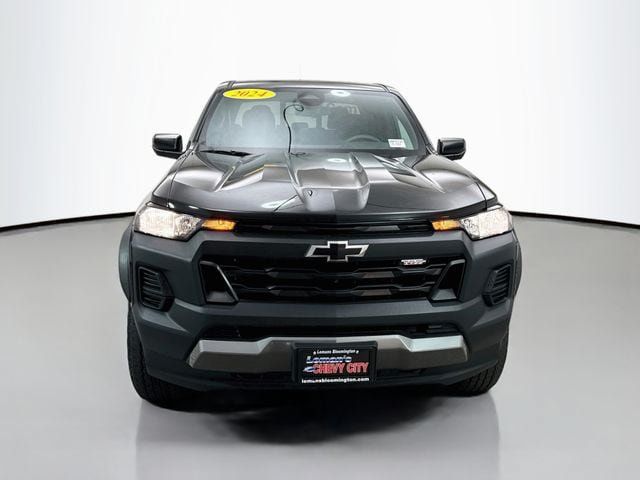 Used 2024 Chevrolet Colorado Trail Boss w/ Technology Package AWD/4WD image 2