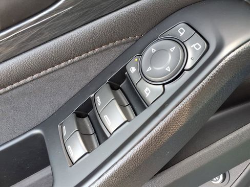 Used 2023 Chevrolet Traverse High Country AWD/4WD image 17