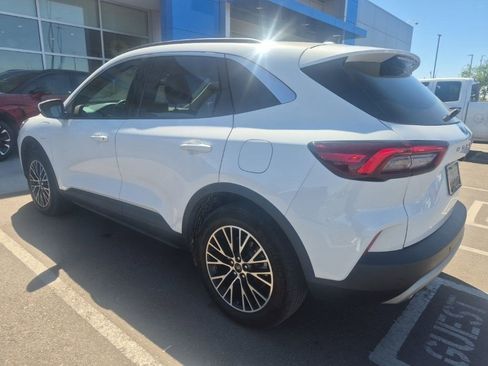 Used 2023 Ford Escape SE image 2