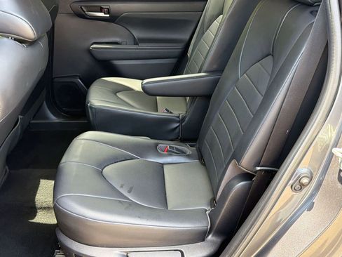 Used 2021 Toyota Highlander XLE AWD/4WD image 14