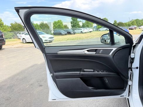 Used 2019 Ford Fusion SE FWD image 12