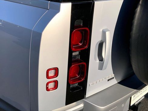 Used 2023 Land Rover Defender 130 SE image 27