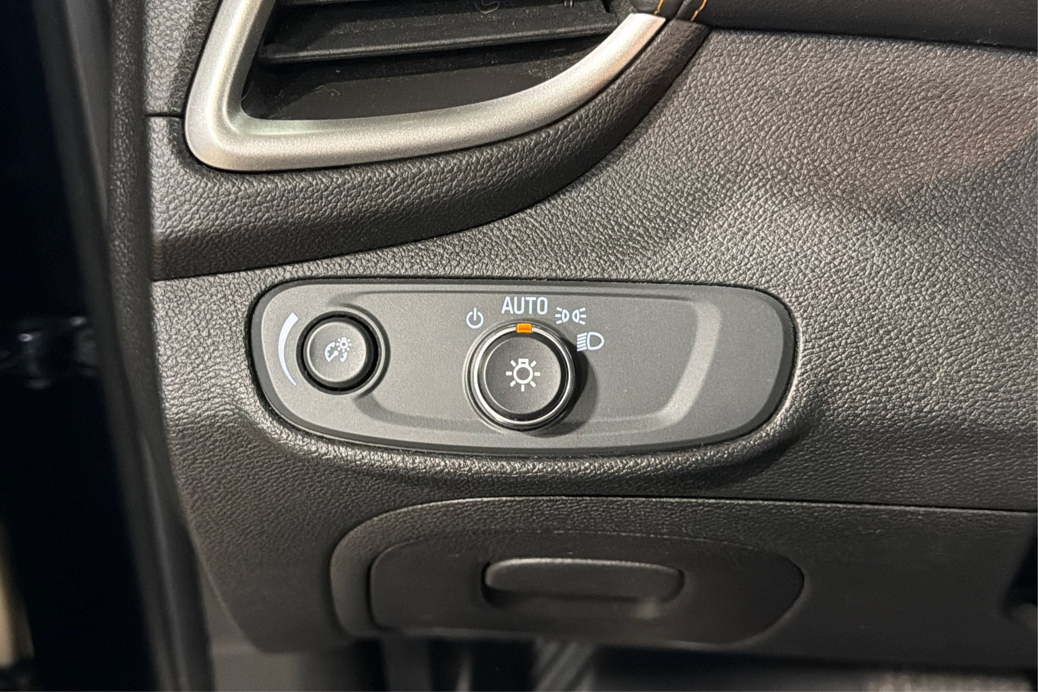 Used 2019 Chevrolet Trax LT w/ LT Convenience Package AWD/4WD image 20